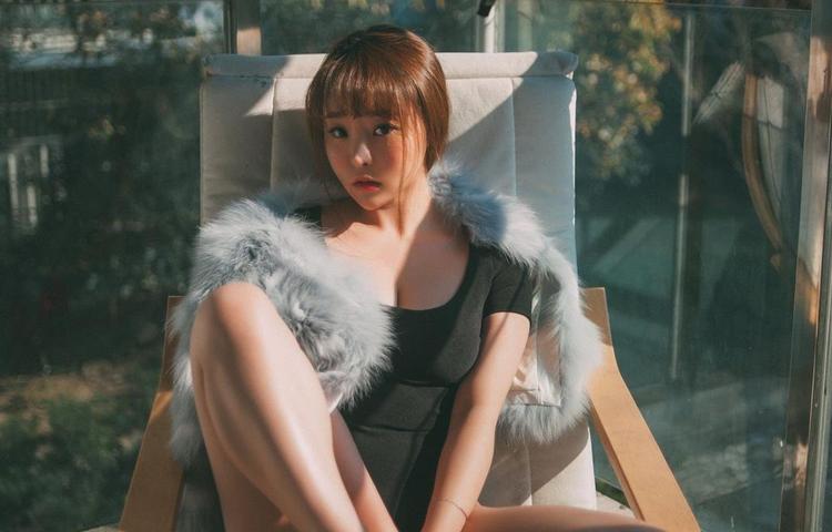 女兵健康体态与丰满双乳